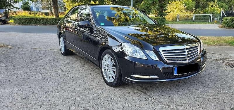 Schwarz Gebraucht 2013 Mercedes 300 Elegance Limousine | 9.999 € (Guter Preis) - Bild 1/4