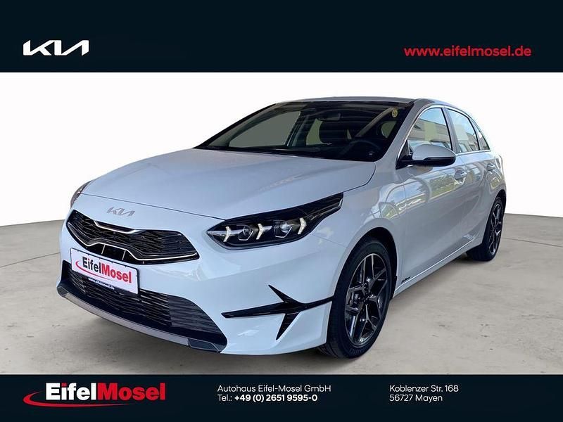 Weiß Neu 2025 Kia Ceed Spirit Limousine | 27.580 € (Etwas zu teuer) - Bild 1/4