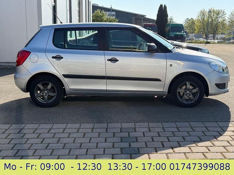 Gebraucht Skoda Fabia 60 PS (44 kW) 2011 Silber Limousine