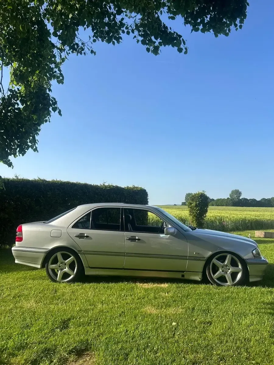 Używany Mercedes C280 196 KM (144 kW) 1996 Srebrny Sedan/Limuzyna
