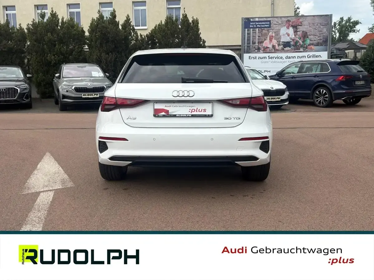 Używany Audi A3 Advanced 116 KM (85 kW) 2023 Biały Sedan/Limuzyna