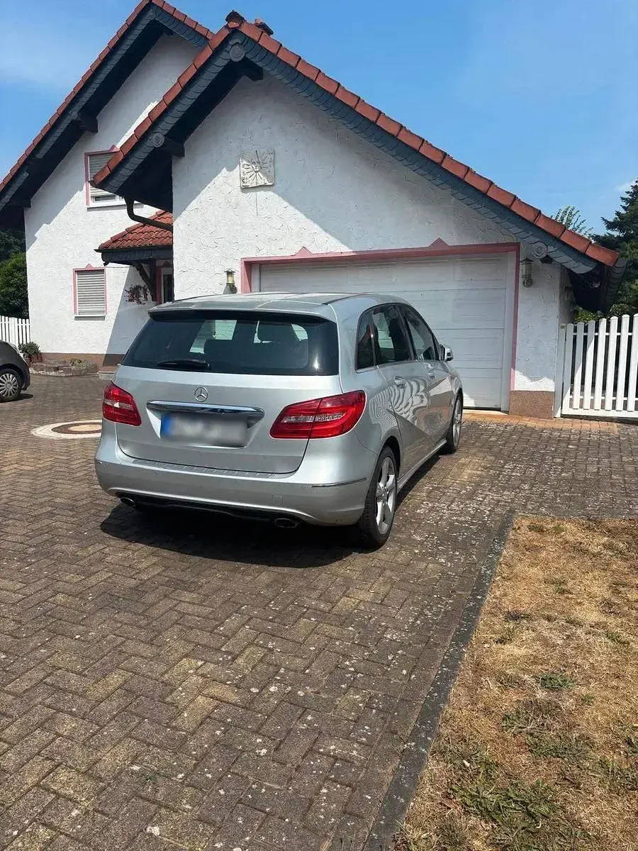 Gebraucht Mercedes B180 122 PS (89 kW) 2013 Silber Kleinwagen