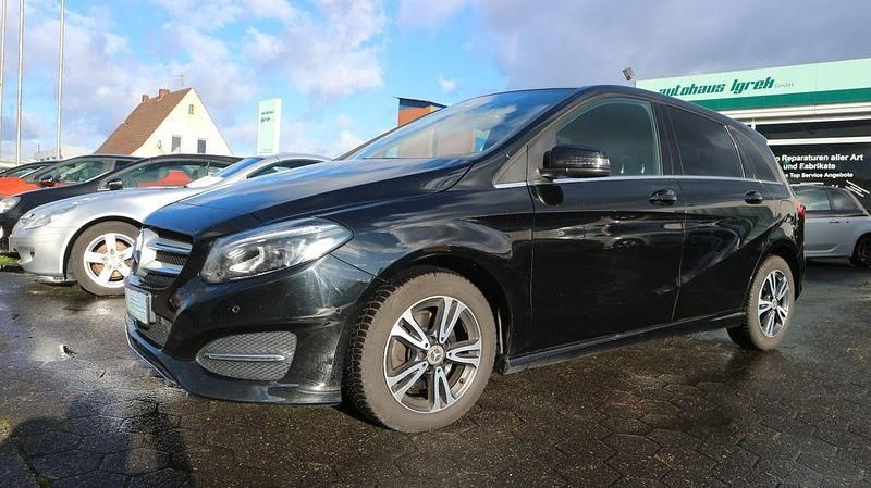 Schwarz Gebraucht 2015 Mercedes 200 Limousine | 12.790 € (Fairer Preis) - Bild 1/4