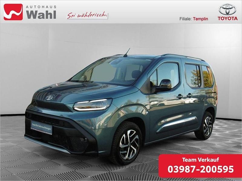 Libeccio blue metallic Gebraucht 2024 Toyota Proace Verso Basis Kombi | 32.890 € (Fairer Preis) - Bild 1/4