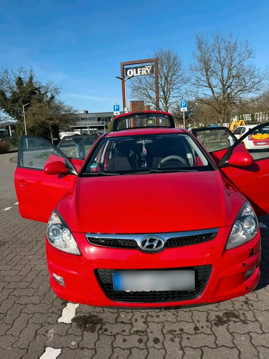 Gebraucht Hyundai i30 127 PS (93 kW) 2010 Rot Limousine