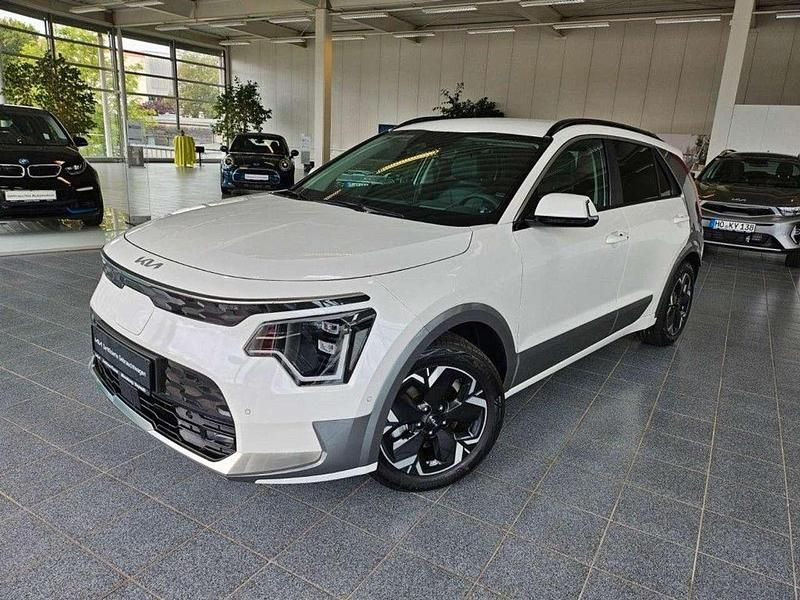 Snow white pearl Gebraucht 2024 Kia e-Niro Inspiration SUV | 39.875 € - Bild 1/4
