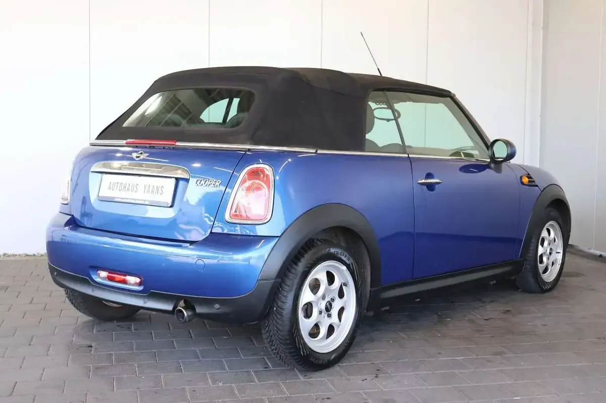 Gebraucht Mini Cooper Cabriolet 122 PS (89 kW) 2012 Lightning blue metallic Cabrio