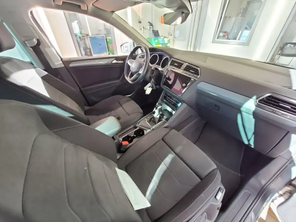 Gebraucht VW Tiguan Life 150 PS (110 kW) 2023 Delfingrau metallic SUV