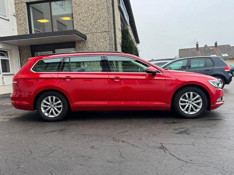 Gebraucht VW Passat Comfortline 120 PS (88 kW) 2018 Rot Kombi