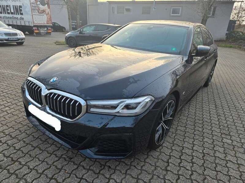 Carbonschwarz metallic Gebraucht 2022 BMW 520 M Sport Limousine | 32.000 € (Superpreis) - Bild 1/4