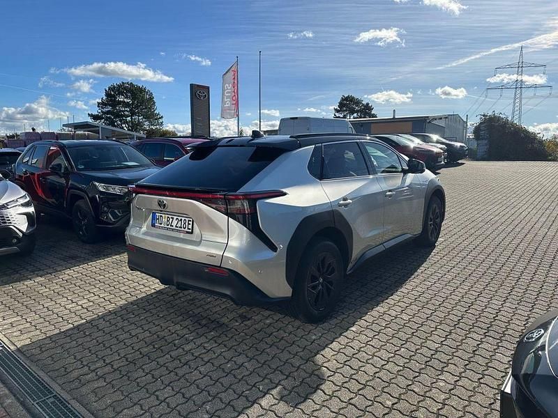 Gebraucht Toyota bZ4X Basis 160 kW (218 PS) 2022 Cosmicsilber metallic/ dach schwarz SUV