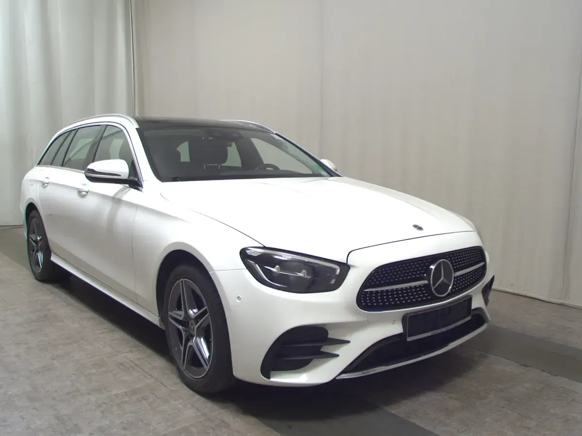 Second-hand Mercedes E300 AMG line 306 CP (225 kW) 2022 Alb Break