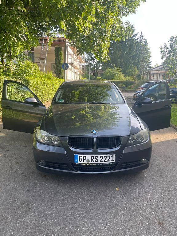Grau Gebraucht 2005 BMW 320 Limousine | 4.000 € (Guter Preis) - Bild 1/4