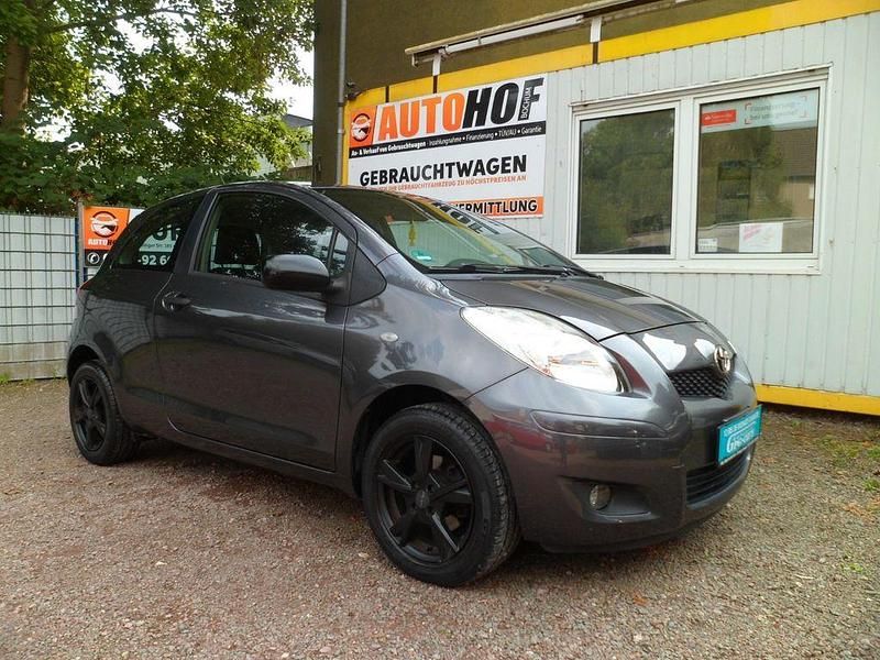Grau Gebraucht 2009 Toyota Yaris Cool Limousine | 2.990 € (Fairer Preis) - Bild 1/4