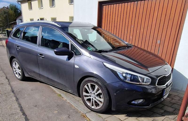 Grau Gebraucht 2013 Kia Ceed Sportswagon Edition 7 Kombi | 5.300 € (Superpreis) - Bild 1/4
