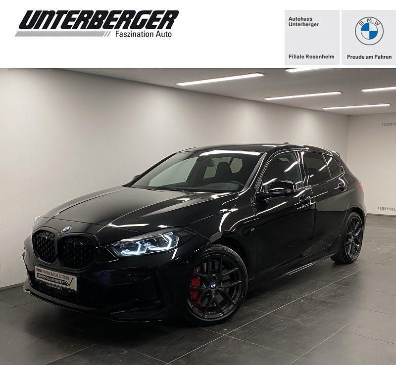 Saphirschwarz Gebraucht 2022 BMW M135 Sport Line Kleinwagen | 29.850 € (Fairer Preis) - Bild 1/4