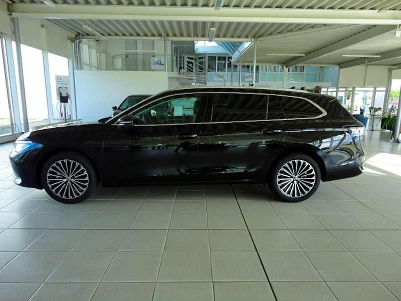 Gebraucht VW Passat Elegance 150 PS (110 kW) 2024 Grenadillschwarz metallic Kombi