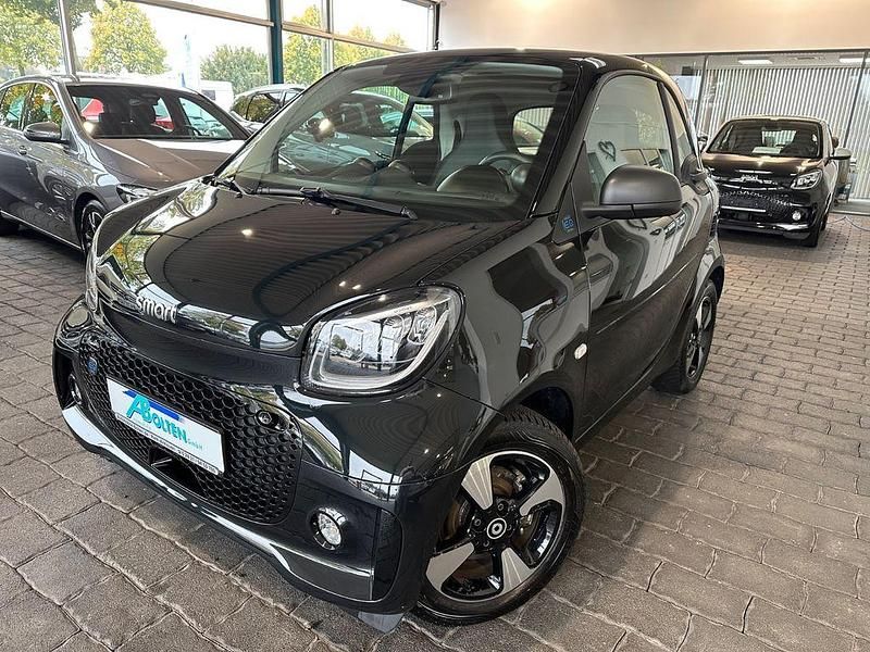 Schwarz Gebraucht 2023 Smart ForTwo Electric Drive Passion Kleinwagen | 14.890 € (Fairer Preis) - Bild 1/4
