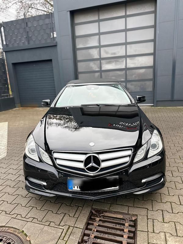Schwarz Gebraucht 2011 Mercedes E250 Cabrio | 9.600 € (Fairer Preis) - Bild 1/4