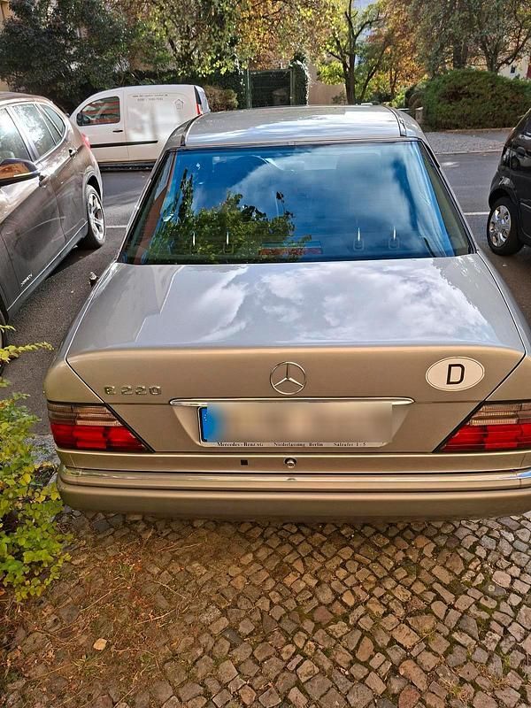 Gebraucht 1993 Mercedes E220 Limousine | 7.250 € - Bild 1/4