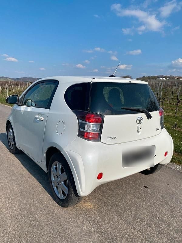 Gebraucht Toyota iQ 68 PS (50 kW) 2011 Weiß Kleinwagen