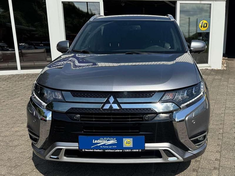 Titanium grey Gebraucht 2019 Mitsubishi Outlander P-HEV Edition SUV | 19.990 € (Fairer Preis) - Bild 1/4