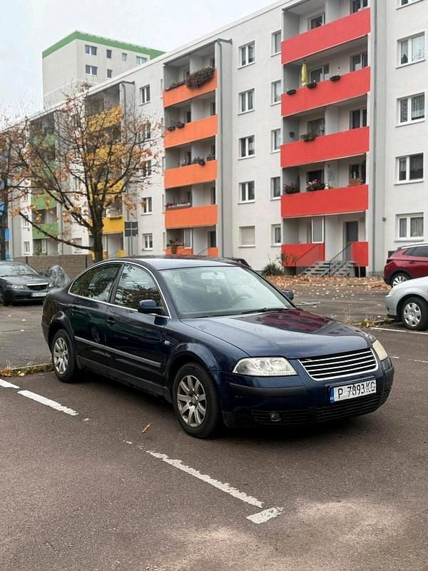 Blau Gebraucht 2003 VW Passat Limousine | 1.000 € (Guter Preis) - Bild 1/4