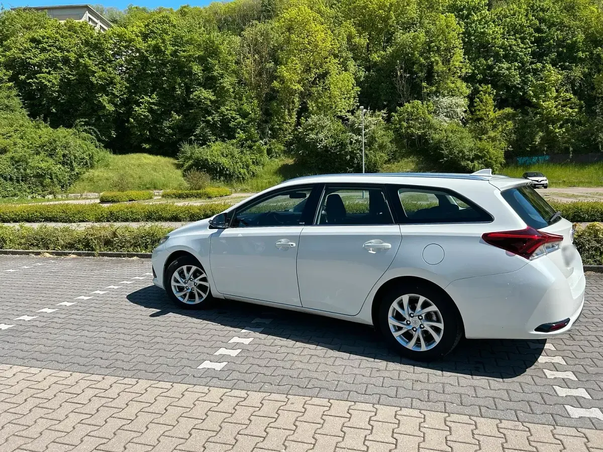 Gebraucht Toyota Auris Edition 112 PS (82 kW) 2016 Weiß Kombi