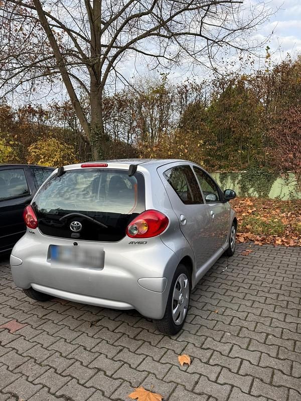 Gebraucht Toyota Aygo 68 PS (50 kW) 2006 Silber Kleinwagen