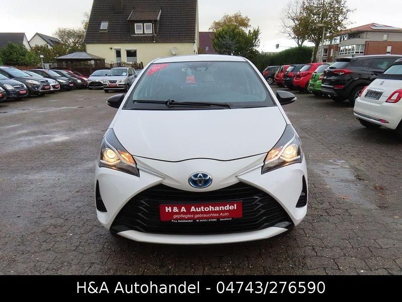 Weiß Gebraucht 2017 Toyota Yaris Hybrid Basis Limousine | 12.999 € (Fairer Preis) - Bild 1/4