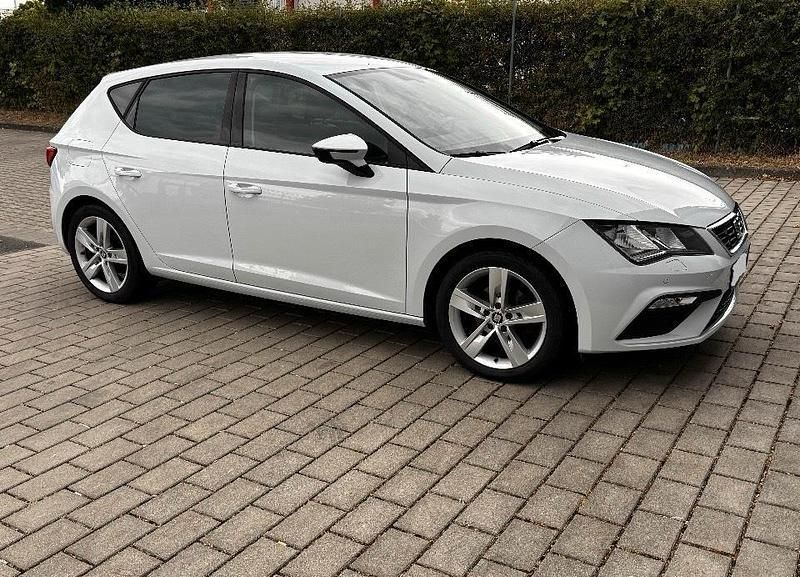 Weiß Gebraucht 2019 Seat Leon FR Limousine | 16.500 € (Fairer Preis) - Bild 1/4