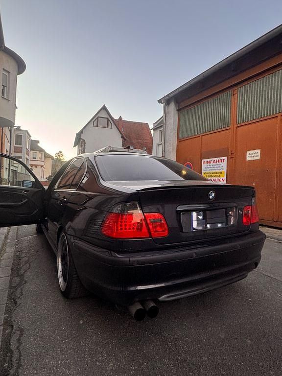 Blau Gebraucht 2001 BMW 330 Basis Limousine | 9.990 € (Fairer Preis) - Bild 1/4