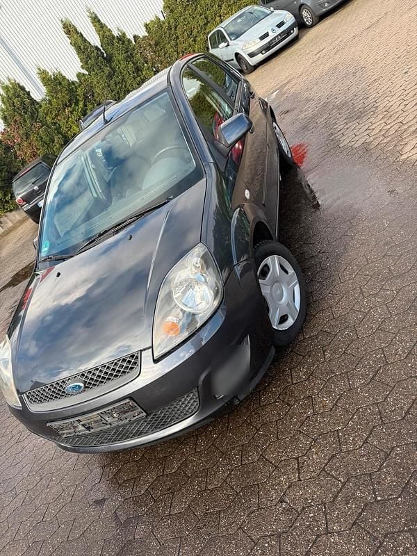 Grau Gebraucht 2007 Ford Fiesta Kleinwagen | 2.000 € - Bild 1/4