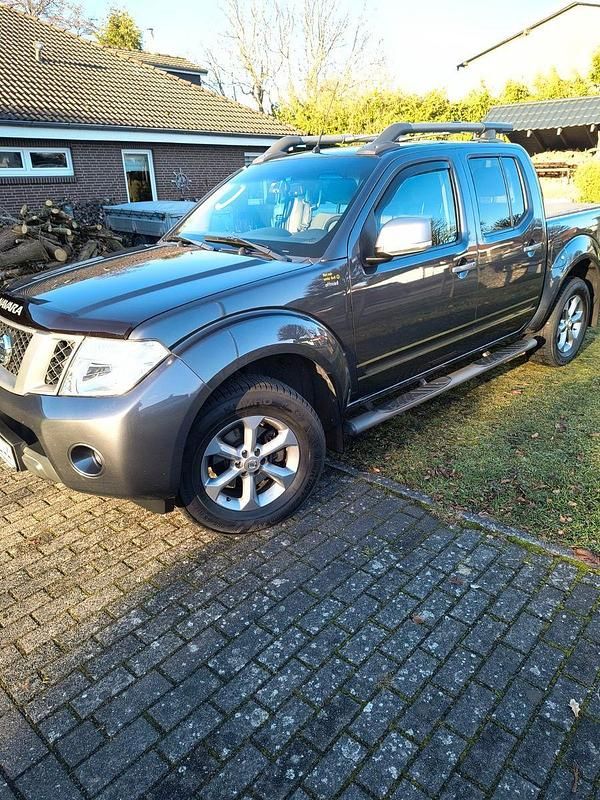 Grau Gebraucht 2015 Nissan Navara Abholung | 19.900 € - Bild 1/4