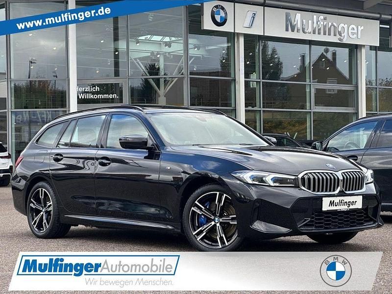 Black sapphire (metallic) Gebraucht 2024 BMW 330e Sport Line Kombi | 46.900 € (Teuer) - Bild 1/4
