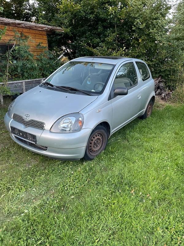 Silber Gebraucht 1999 Toyota Yaris Kleinwagen | 790 € (Fairer Preis) - Bild 1/1