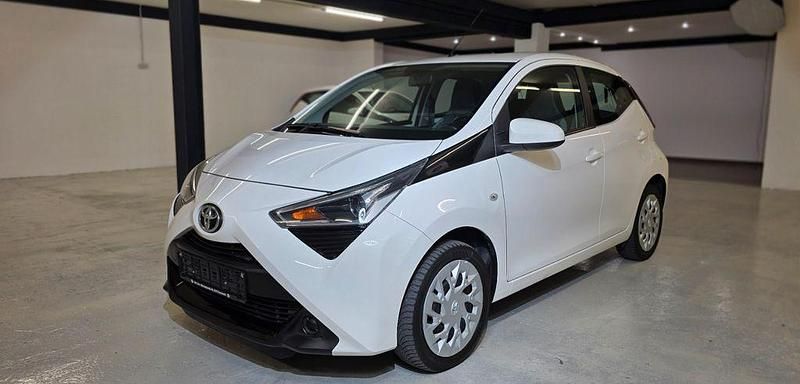 Weiß Gebraucht 2021 Toyota Aygo X-play Kleinwagen | 9.999 € (Fairer Preis) - Bild 1/4
