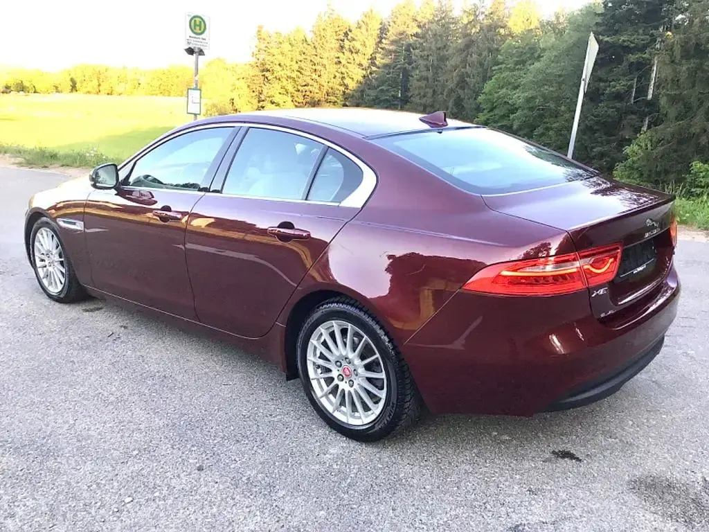 Gebraucht Jaguar XE Portfolio 163 PS (119 kW) 2015 Rot Limousine