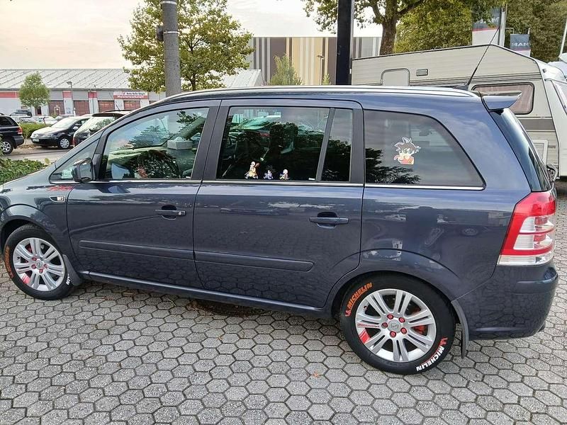 Gebraucht Opel Zafira 147 PS (108 kW) 2011 Van / Kleinbus