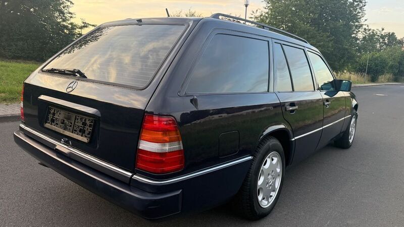 Gebraucht Mercedes E300 136 PS (100 kW) 1994 Blau Kombi