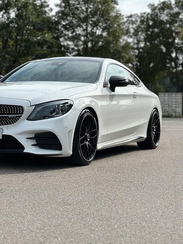 Weiß Gebraucht 2018 Mercedes 300 AMG line Coupé | 34.499 € - Bild 1/4