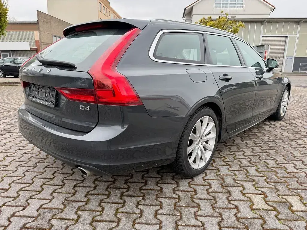 Gebraucht Volvo V90 Momentum 190 PS (139 kW) 2019 Grau Kombi