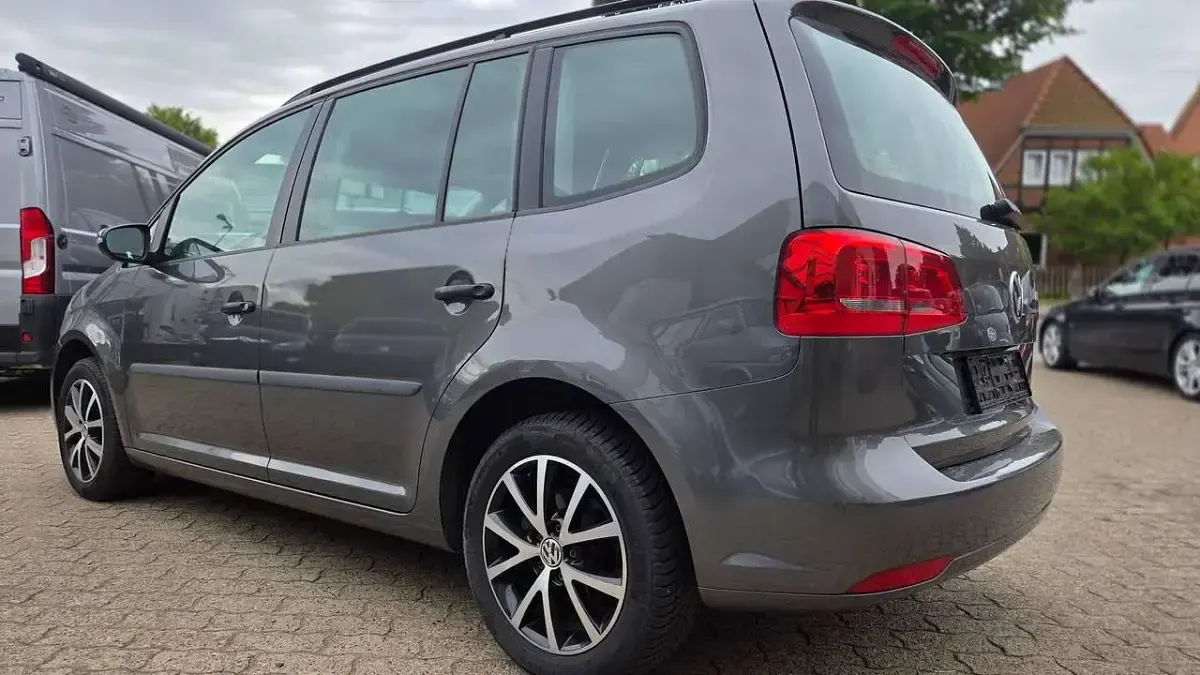 Gebraucht VW Touran Trendline 105 PS (77 kW) 2014 Pepper grey metallic Van / Kleinbus
