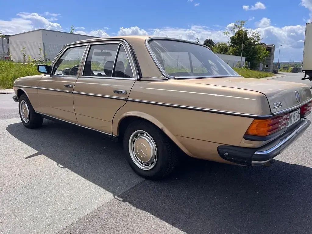 Gebraucht Mercedes 250 140 PS (102 kW) 1982 Gold Limousine