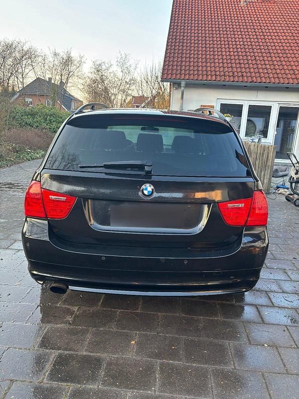 Gebraucht BMW 318 143 PS (105 kW) 2010 Schwarz Kombi