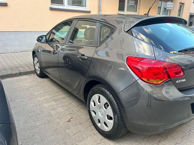 Gebraucht Opel Astra Selection 87 PS (63 kW) 2011 Grau Limousine