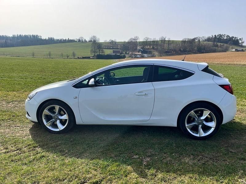 Gebraucht Opel Astra GTC Edition 140 PS (102 kW) 2012 Weiß Limousine