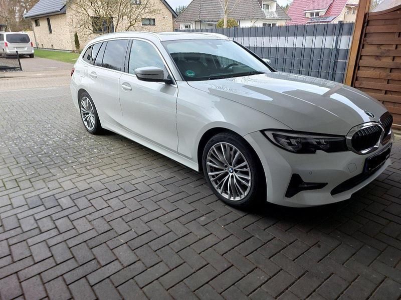 Weiß Gebraucht 2020 BMW 320 Sport Line Kombi | 19.500 € (Guter Preis) - Bild 1/4