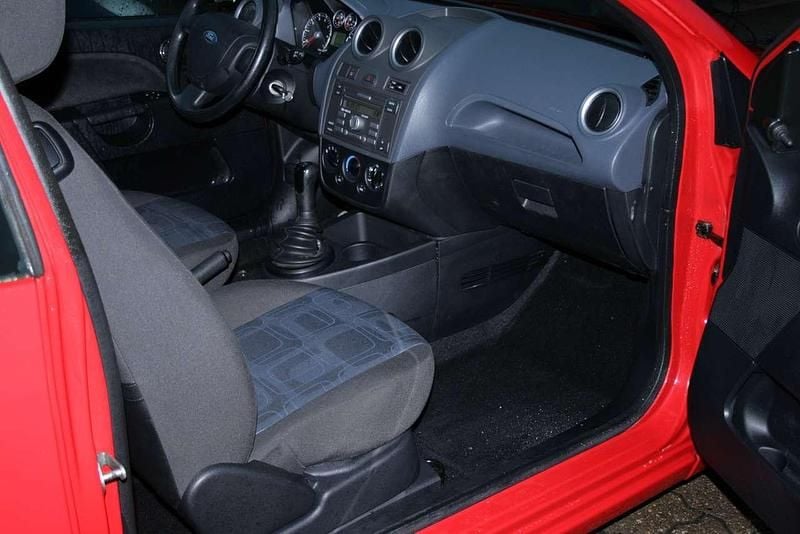 Gebraucht Ford Fiesta Basis 69 PS (50 kW) 2007 Coloradorot Kleinwagen
