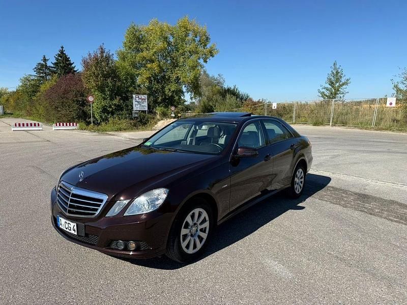 Braun Gebraucht 2009 Mercedes E200 Limousine | 10.700 € (Fairer Preis) - Bild 1/4